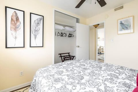 King & Queen Memory foam beds! 2-4c Georgetown Villas Apartment in Cleveland Heights