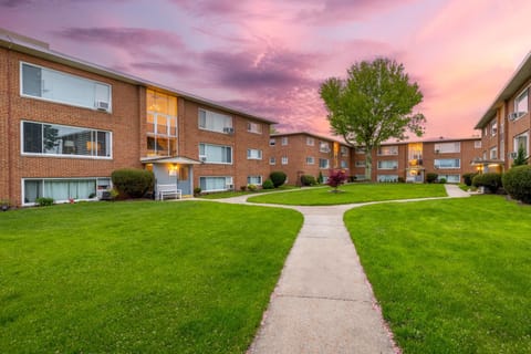 King & Queen Memory foam beds! 2-4c Georgetown Villas Apartment in Cleveland Heights
