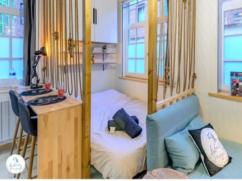 Bed, Seating area, Dining area, Bedroom, towels