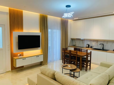 TV and multimedia, Coffee/tea facilities, Kitchen or kitchenette, Living room, Seating area, Dining area, stove