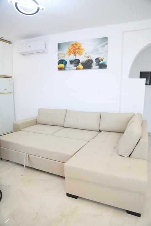 Bed, Living room, Seating area, air conditioner