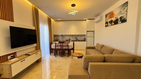 Communal lounge/ TV room, TV and multimedia, Kitchen or kitchenette, Living room, Seating area, Dining area