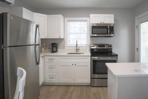 1 - Island Paradise Cottages - Sweet Jasmine House in Madeira Beach