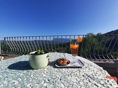 Natural landscape, View (from property/room), Balcony/Terrace, Dining area, Mountain view