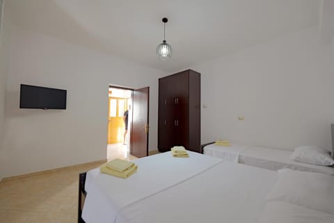 Bed, TV and multimedia, Photo of the whole room, Bedroom, towels, wardrobe