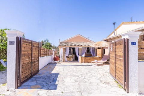 A flower house Chalet in Corfu