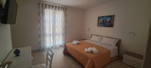 Shower, Property building, Bed, TV and multimedia, Photo of the whole room, Bedroom, heating, towels, air conditioner