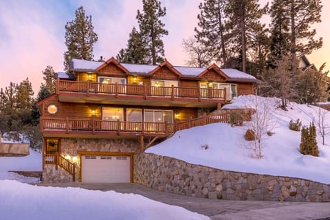 Property building, Facade/entrance, Natural landscape, Winter