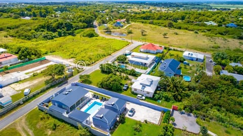 Property building, Day, Neighbourhood, Natural landscape, Bird's eye view, Pool view, Street view, Swimming pool, Location