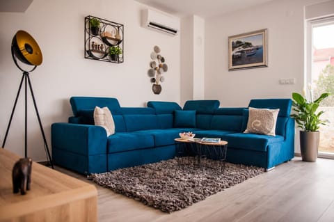Living room, Seating area, air conditioner