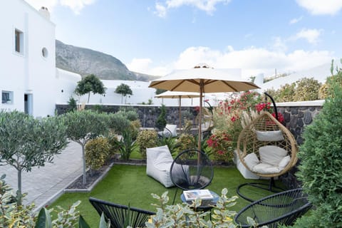 Patio, Spring, Day, Natural landscape, Garden, Living room, Seating area, Garden view, Mountain view, sunbed