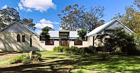 Property building, Day, Natural landscape, Garden, Pets, Garden view, Inner courtyard view