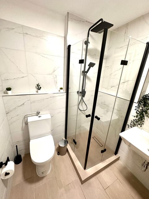 Shower, Toilet, Bathroom, towels