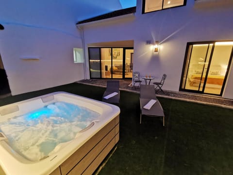 Natural landscape, Hot Tub, Pool view