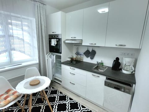 Coffee/tea facilities, Kitchen or kitchenette, pet friendly, stove