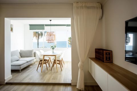 TV and multimedia, Living room, Seating area, Dining area