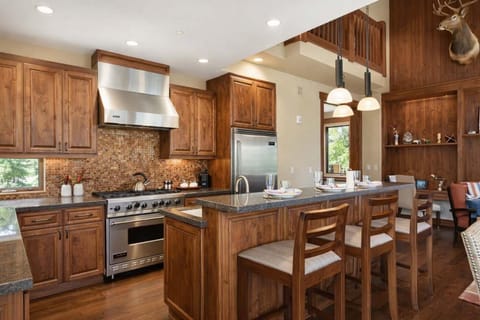 Luxury Northstar Home| hot tub| walk to ski lifts House in Northstar Drive