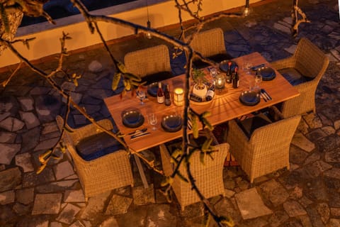 Garden, Dining area, Food, Drinks