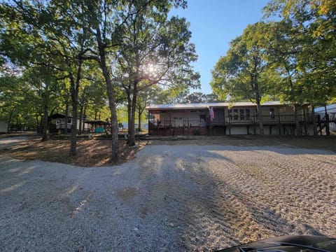 Gigi's Spacious Lakefront with Boat Ramp Access!! Newly Remodeled, Sleeps 8! House in Eufaula