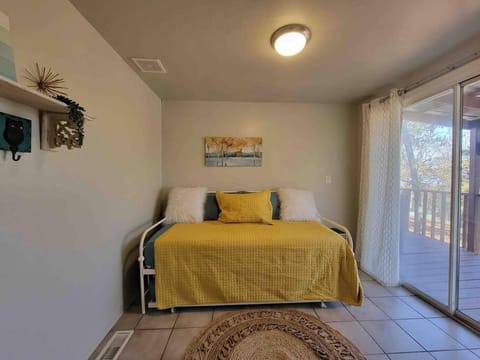 Gigi's Spacious Lakefront with Boat Ramp Access!! Newly Remodeled, Sleeps 8! House in Eufaula