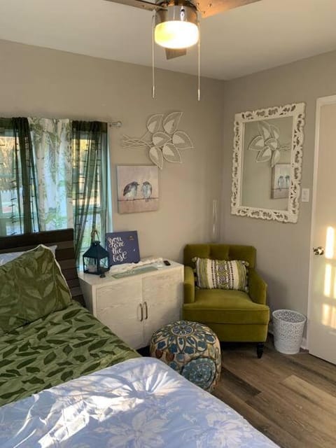 Plenty Parking for Boat ,RV, Trailers w Cars Cozy 2 BDRM COTTAGE House in Slidell