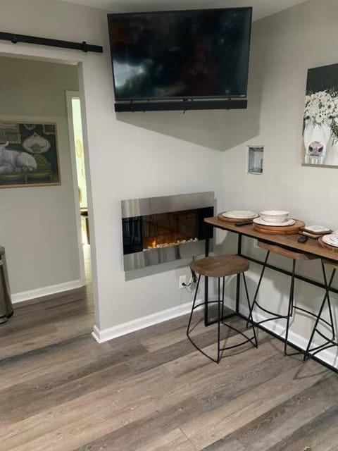 Plenty Parking for Boat ,RV, Trailers w Cars Cozy 2 BDRM COTTAGE House in Slidell