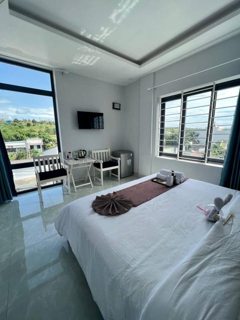 Bed, Natural landscape, TV and multimedia, View (from property/room), Photo of the whole room, Bedroom, oven, towels