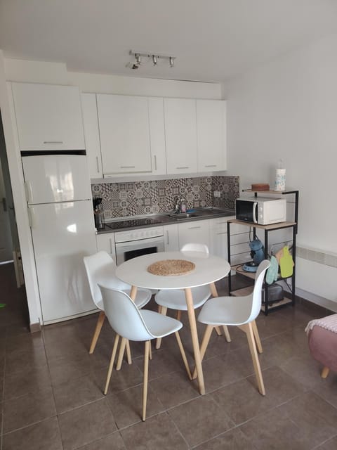 Kitchen or kitchenette, Seating area, Dining area, oven, stove