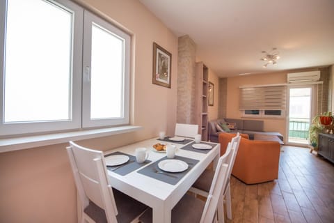 Dining area, Food