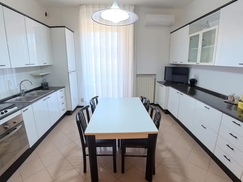 Communal lounge/ TV room, Kitchen or kitchenette