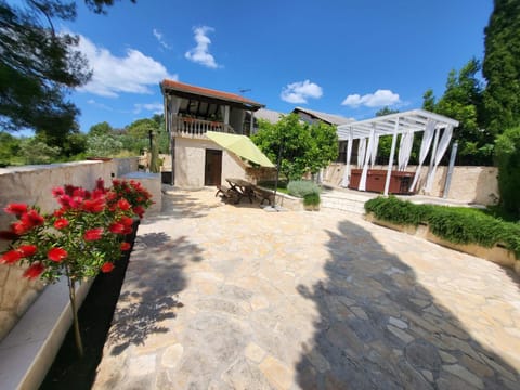 Property building, Facade/entrance, Natural landscape, Garden, Swimming pool, Time of day