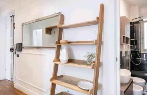 Bathroom, Dining area