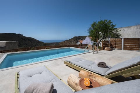 Property building, Off site, Day, Natural landscape, Mountain view, Pool view, Swimming pool, sunbed