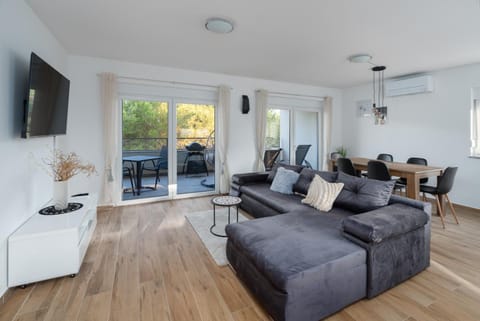 TV and multimedia, Living room, Seating area, Dining area