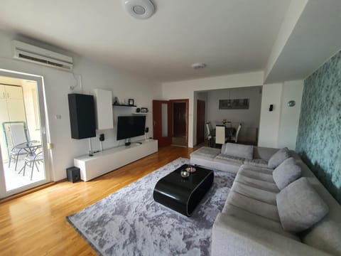 Communal lounge/ TV room, TV and multimedia, Living room, Seating area, Evening entertainment