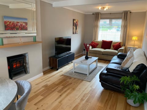 Communal lounge/ TV room, TV and multimedia, Living room, flat iron