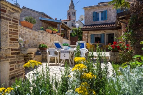 Property building, Spring, Day, Garden, Balcony/Terrace, Garden view