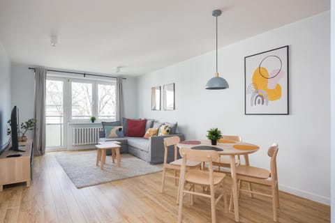 Living room, Seating area, Dining area, internet