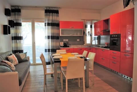Kitchen or kitchenette, Living room, Seating area, Dining area, minibar, pet friendly, stove