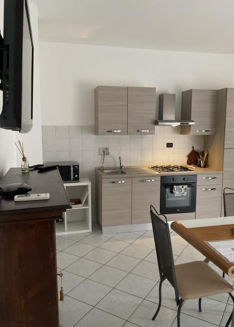 Kitchen or kitchenette, Dining area, minibar, oven, pet friendly, stove