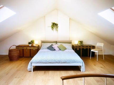 Bed, Photo of the whole room, Bedroom