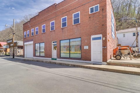 Cozy Marlinton Vacation Rental Downtown Location! Apartment in Shenandoah Valley