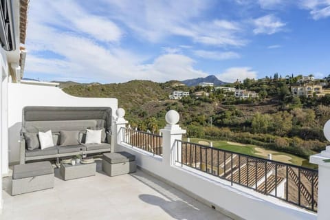 Sunny 3BDR penthouse @Benahavis golf area Apartment in Marbella
