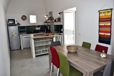Kitchen or kitchenette, Dining area, minibar, pet friendly, stove