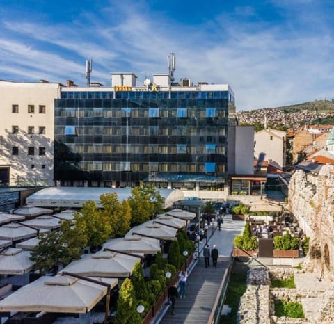 Property building, Neighbourhood, Street view, Location, Parking