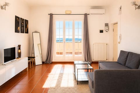 TV and multimedia, Living room, Seating area, internet, air conditioner