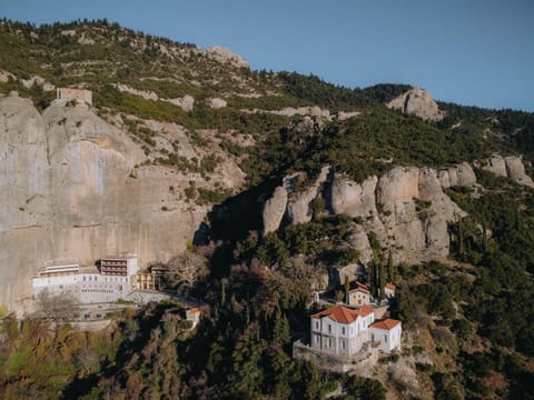 Property building, Nearby landmark, Day, Neighbourhood, Natural landscape, Landmark view, Mountain view