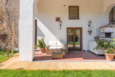Property building, Patio, Day, Garden, Garden view