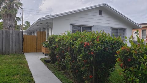 Funston Apartment in Hollywood