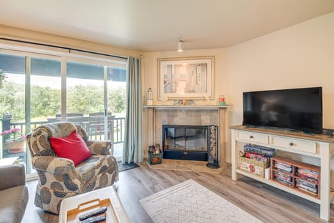 Ocean Shores Condo with Balcony Less Than 1 Mi to Beach! Apartment in Ocean Shores
